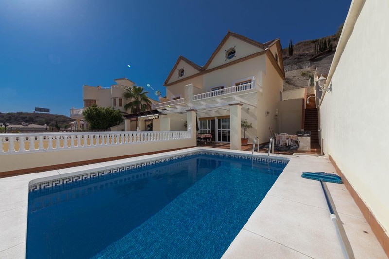 Koopje in Benalmadena - 4 slaapkamers, 3 badkamers villa plus 2 slaapkamers en 2 badkamers gasten appartement nu 399.000 euro